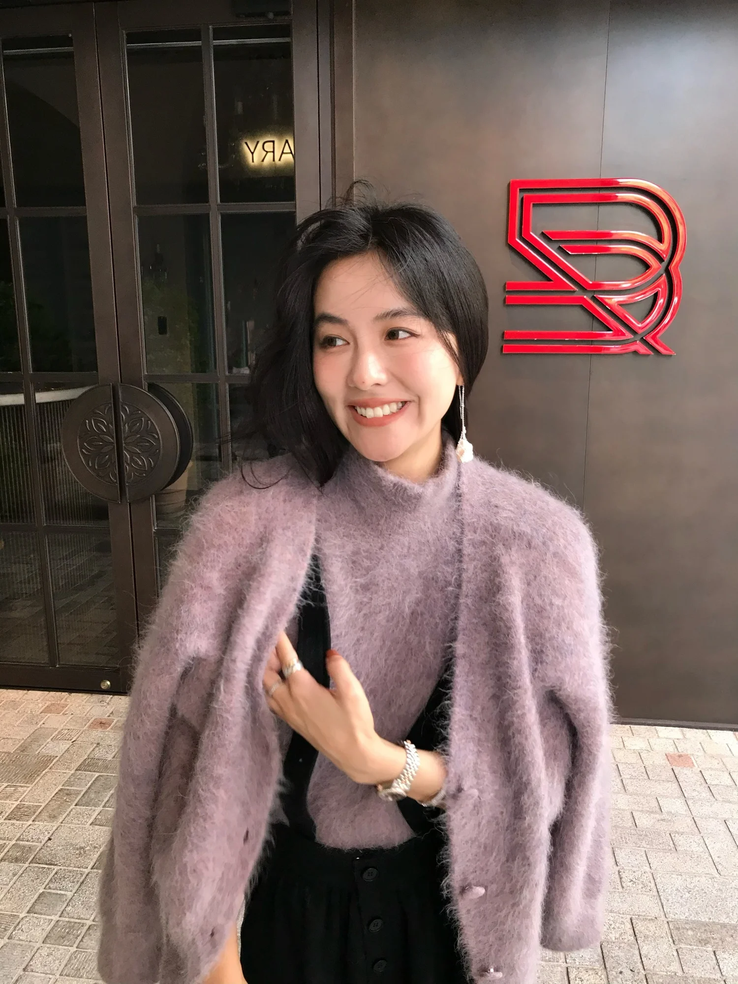 Кардиган Ear Rae Super Cloud Fur Sensation с V-образным вырезом, длинноворсовый, очень мягкий на ощупь, из высококачественной перуанской шерсти альпака
Кардиган Ear Rae Super Cloud Fur Sensation с V-образным вырезом, длинноворсовый, очень мягкий на ощупь, из высококачественной перуанской шерсти альпака
