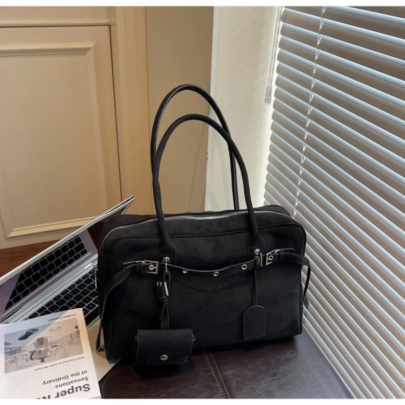 Elegant Luxury Simple Shopper Handbag For Women With Crossbody Option And Vintage Letter Logo Design
Elegant Luxury Simple Shopper Handbag For Women With Crossbody Option And Vintage Letter Logo Design