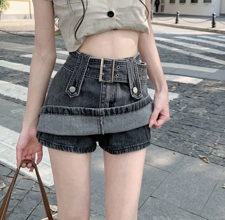 Y2K Denim Short Woman Culottes High Waist Short Skirt for Women High Street Summer New Fashion Women's Sexy Mini Denim Shorts
Y2K Denim Short Woman Culottes High Waist Short Skirt for Women High Street Summer New Fashion Women's Sexy Mini Denim Shorts