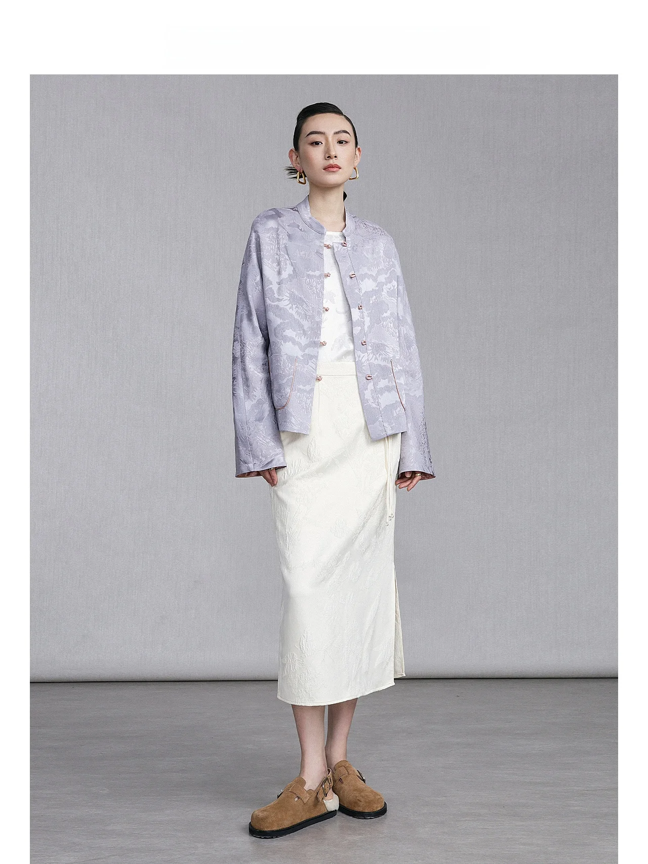 Annibycn High-End Silk New Chinese Style Jacket Women's Elegance Button Embroidery Small Tang Suit Open Cardigan Outerwear
Annibycn High-End Silk New Chinese Style Jacket Women's Elegance Button Embroidery Small Tang Suit Open Cardigan Outerwear