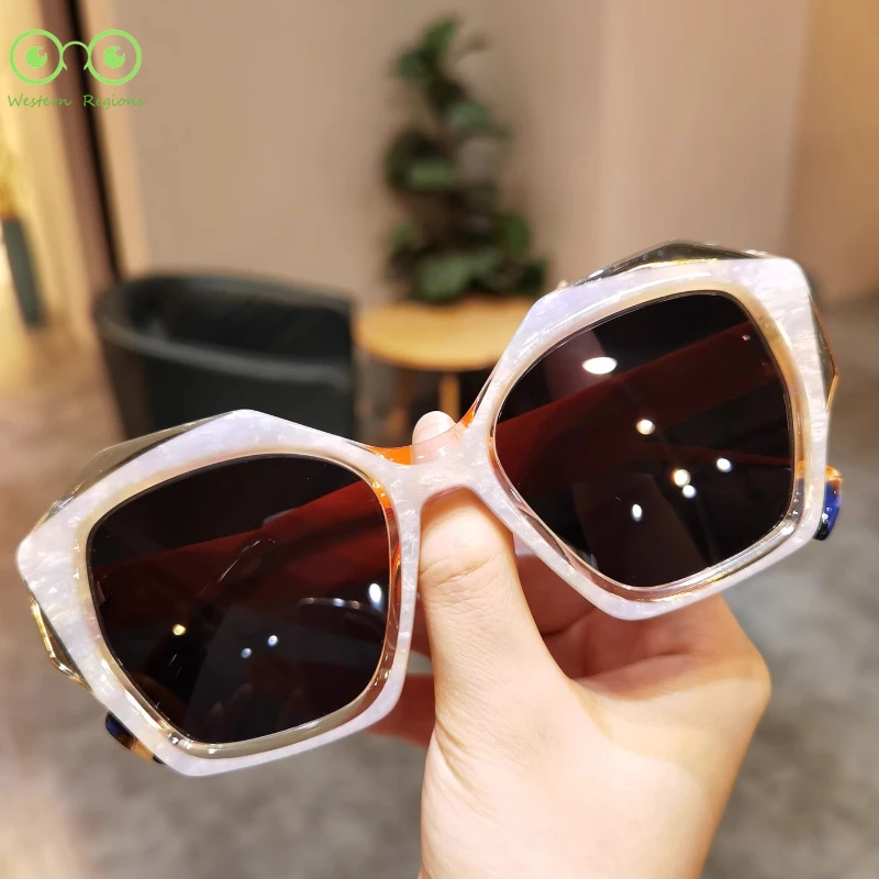 New trendy color-blocking board sunglasses for men and women sunglasses versatile avant-garde travel outdoor UV400 sunglasses
New trendy color-blocking board sunglasses for men and women sunglasses versatile avant-garde travel outdoor UV400 sunglasses