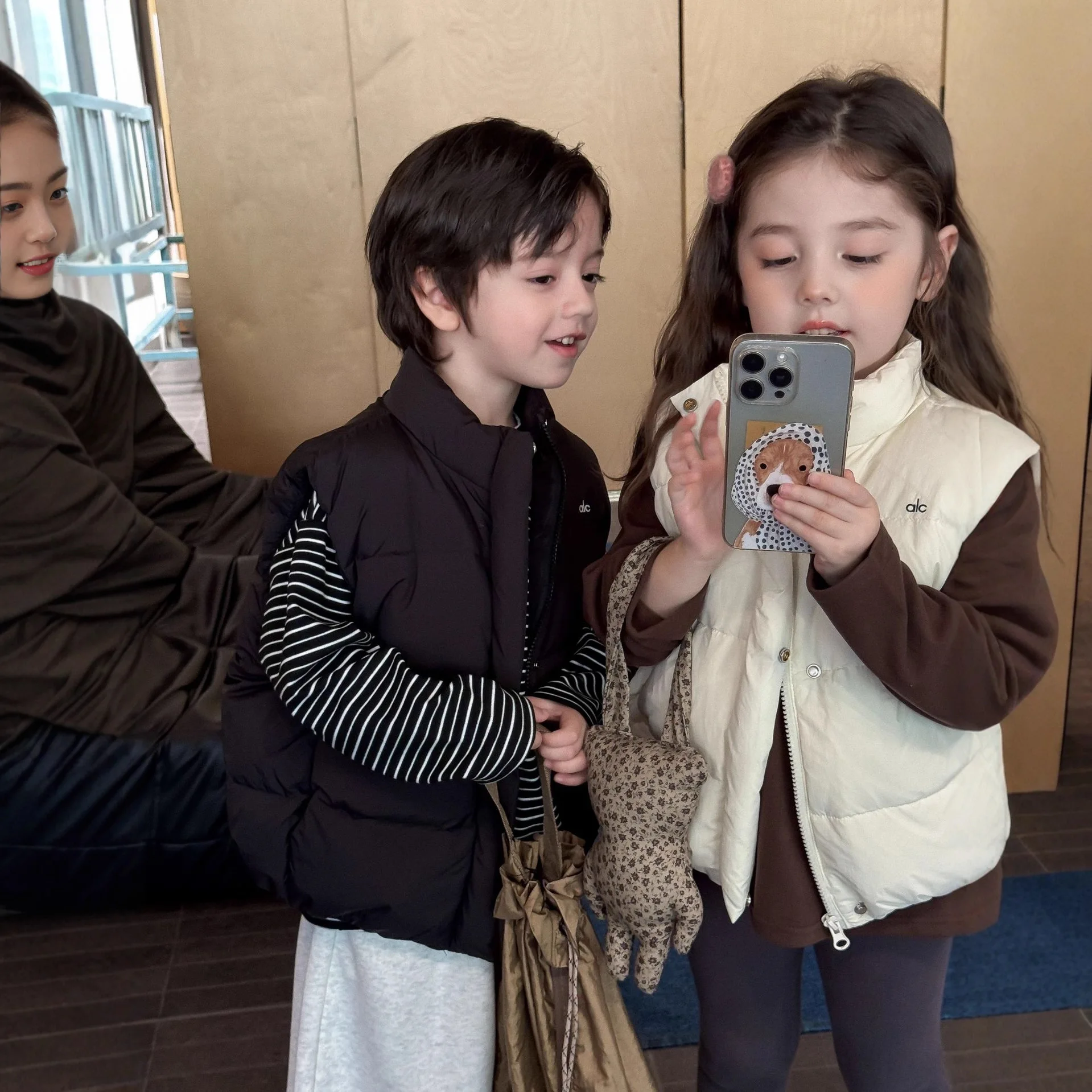 Детский жилет для маленьких девочек, зима 2025, водонепроницаемый утепленный жилет для маленьких мальчиков, парки, универсальный детский топ для мальчиков от 3 до 8 лет, жилет
Детский жилет для маленьких девочек, зима 2025, водонепроницаемый утепленный жилет для маленьких мальчиков, парки, универсальный детский топ для мальчиков от 3 до 8 лет, жилет