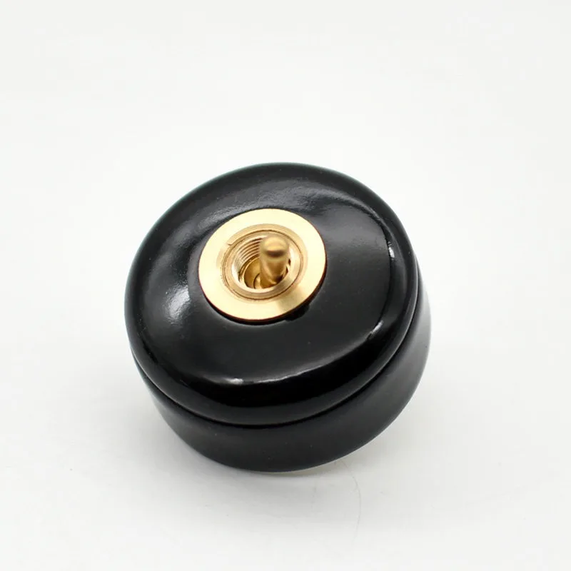 Креативный винтажный ретро-выключатель, светодиодный металлический рычажный выключатель, черно-белый, простой декор, круглый керамический фарфоровый выключатель с деревянной подставкой
Креативный винтажный ретро-выключатель, светодиодный металлический рычажный выключатель, черно-белый, простой декор, круглый керамический фарфоровый выключатель с деревянной подставкой