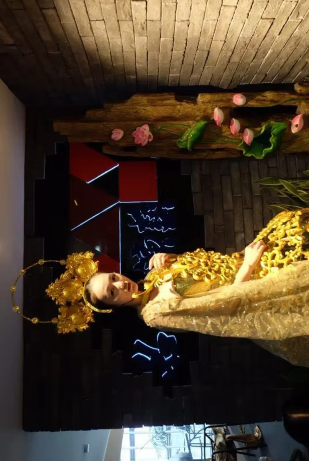 commercial models catwalk cosplay party costumes Gold Baroque light gold series costumes
commercial models catwalk cosplay party costumes Gold Baroque light gold series costumes