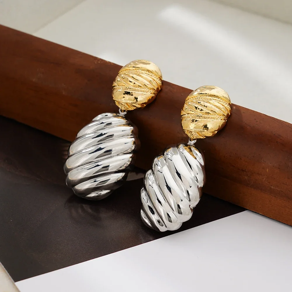 Fashionable And Personalized Two-Color Design Jewelry Eardrop Brass Material 18k Pvd Gold-Plated Waterproof Earrings Accessories
Fashionable And Personalized Two-Color Design Jewelry Eardrop Brass Material 18k Pvd Gold-Plated Waterproof Earrings Accessories