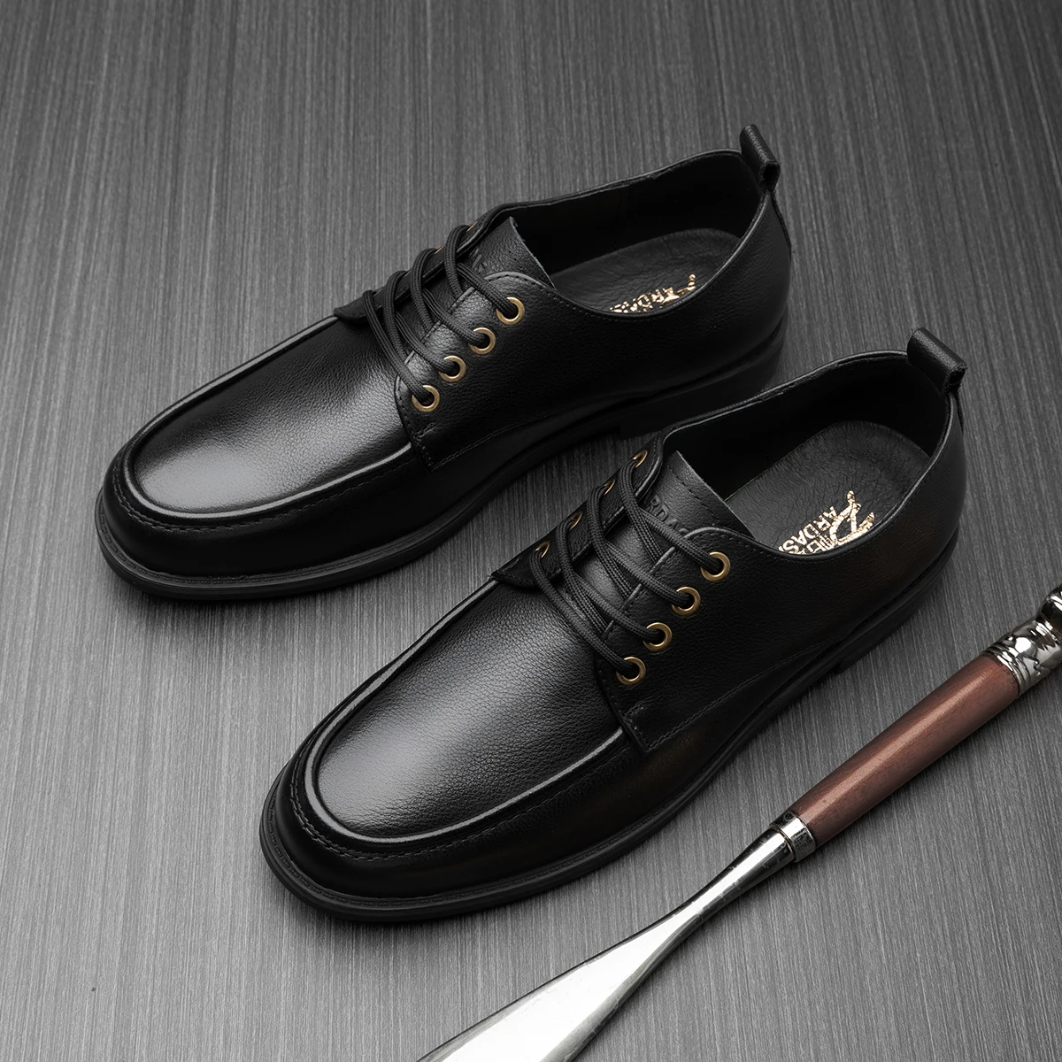 Soft soled British leather shoes for men, business handmade retro style, low cut breathable wedding shoes for men 240619
Soft soled British leather shoes for men, business handmade retro style, low cut breathable wedding shoes for men 240619