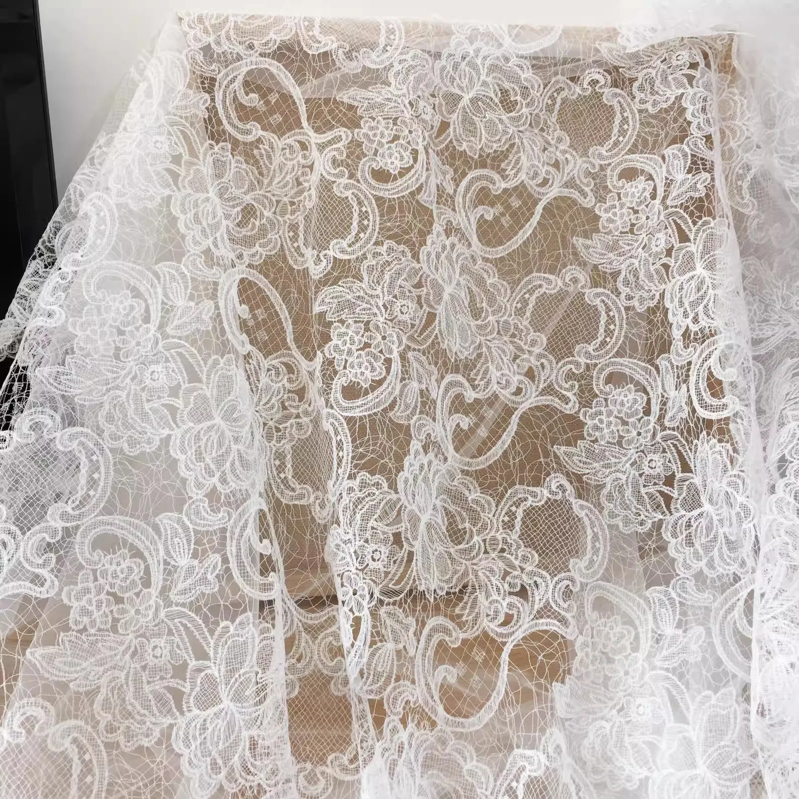 Customized new lace telas infantiles Hollow out wedding dress african lace fabric Wedding gown veil fabrics
Customized new lace telas infantiles Hollow out wedding dress african lace fabric Wedding gown veil fabrics