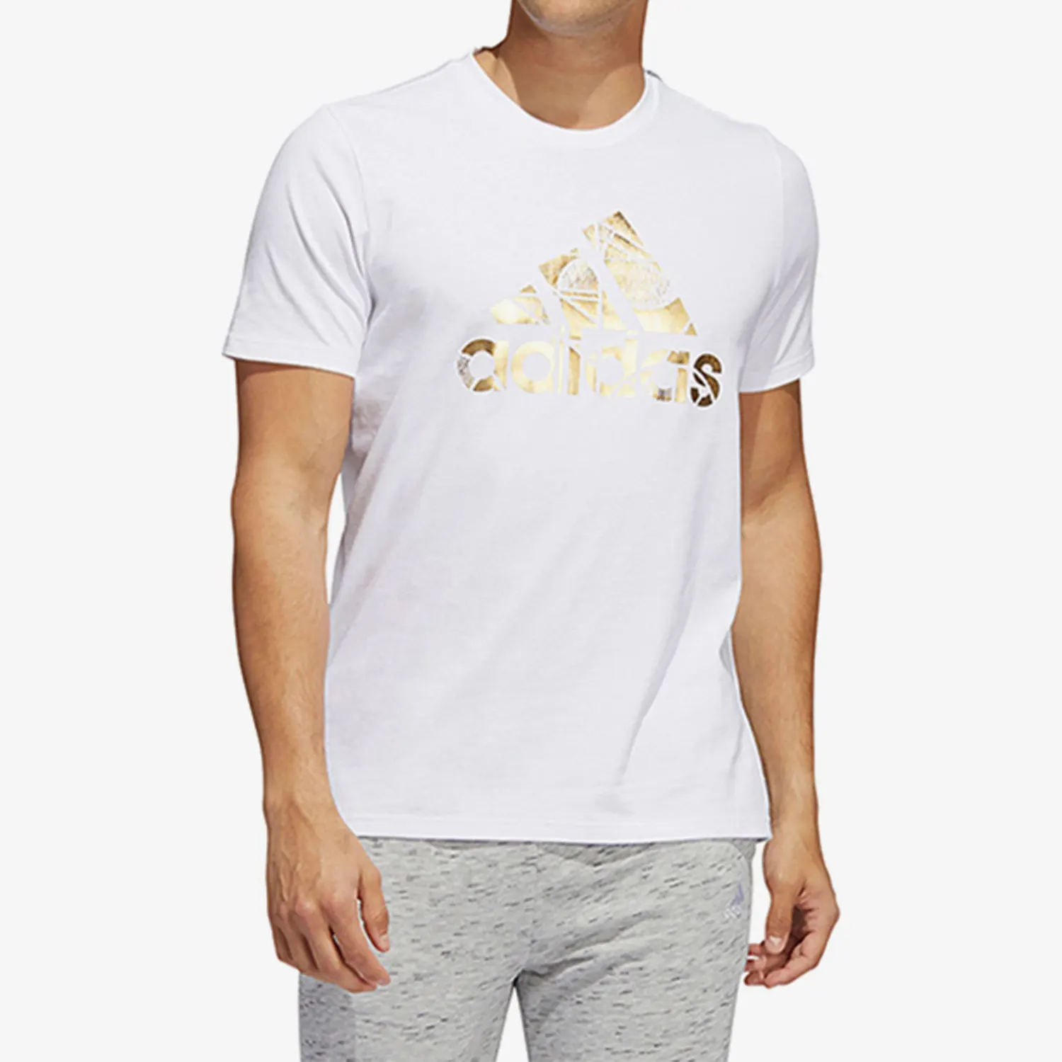 Оригинальная мужская повседневная спортивная футболка Adidas с большим принтом логотипа и короткими рукавами HG2179
Оригинальная мужская повседневная спортивная футболка Adidas с большим принтом логотипа и короткими рукавами HG2179