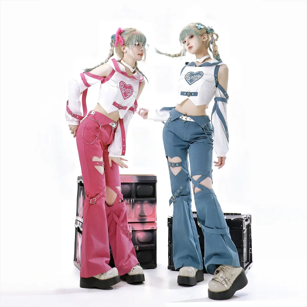 Japan Y2k Millennial Hottie Style Two-Tone Short Top And Hollow Trousers Suit
Japan Y2k Millennial Hottie Style Two-Tone Short Top And Hollow Trousers Suit