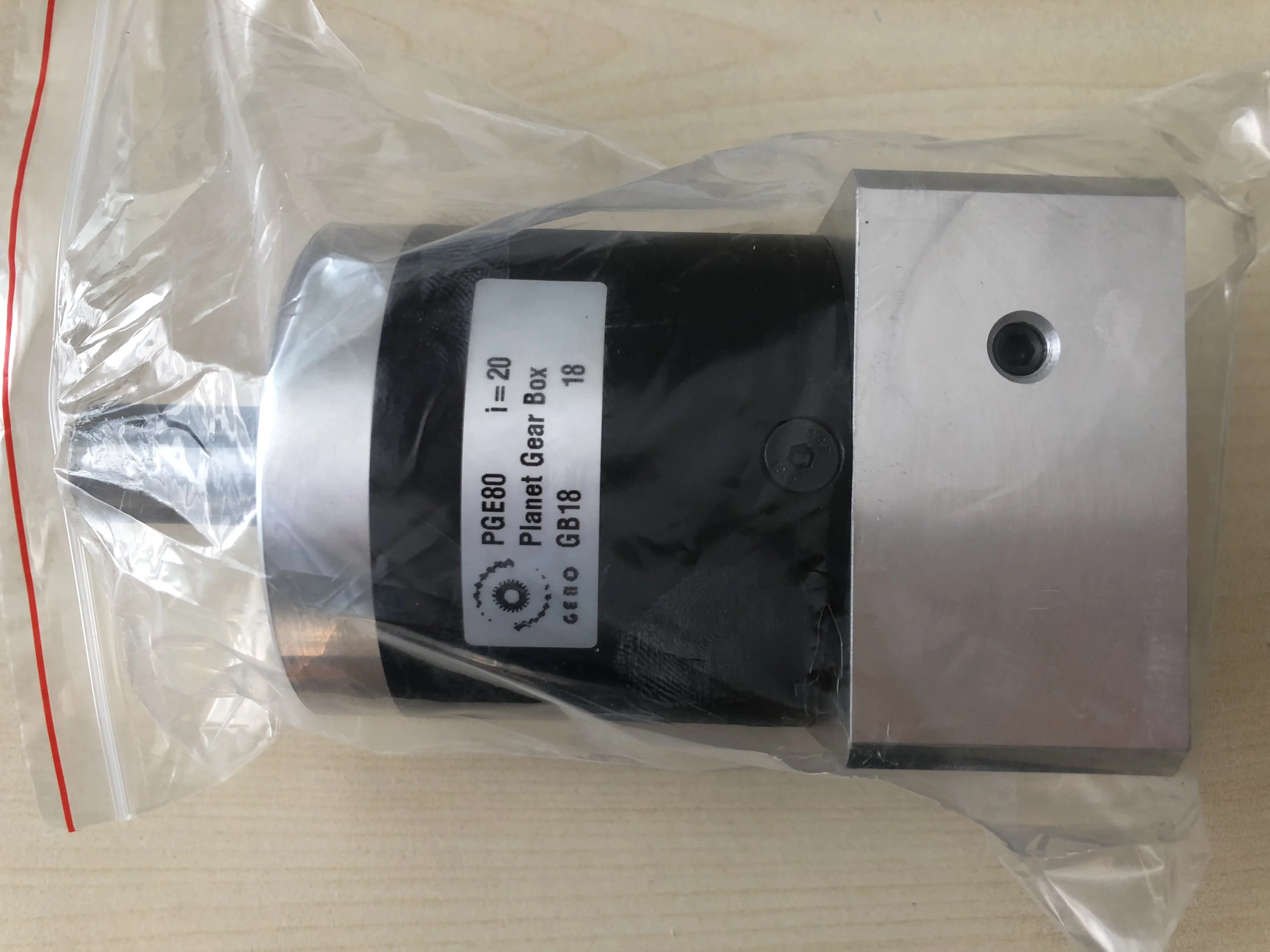 GEAR HEAD reducer PGE60 PGE80 GEBO planetary gear reducer PGE60 i = 5 I = 40
GEAR HEAD reducer PGE60 PGE80 GEBO planetary gear reducer PGE60 i = 5 I = 40