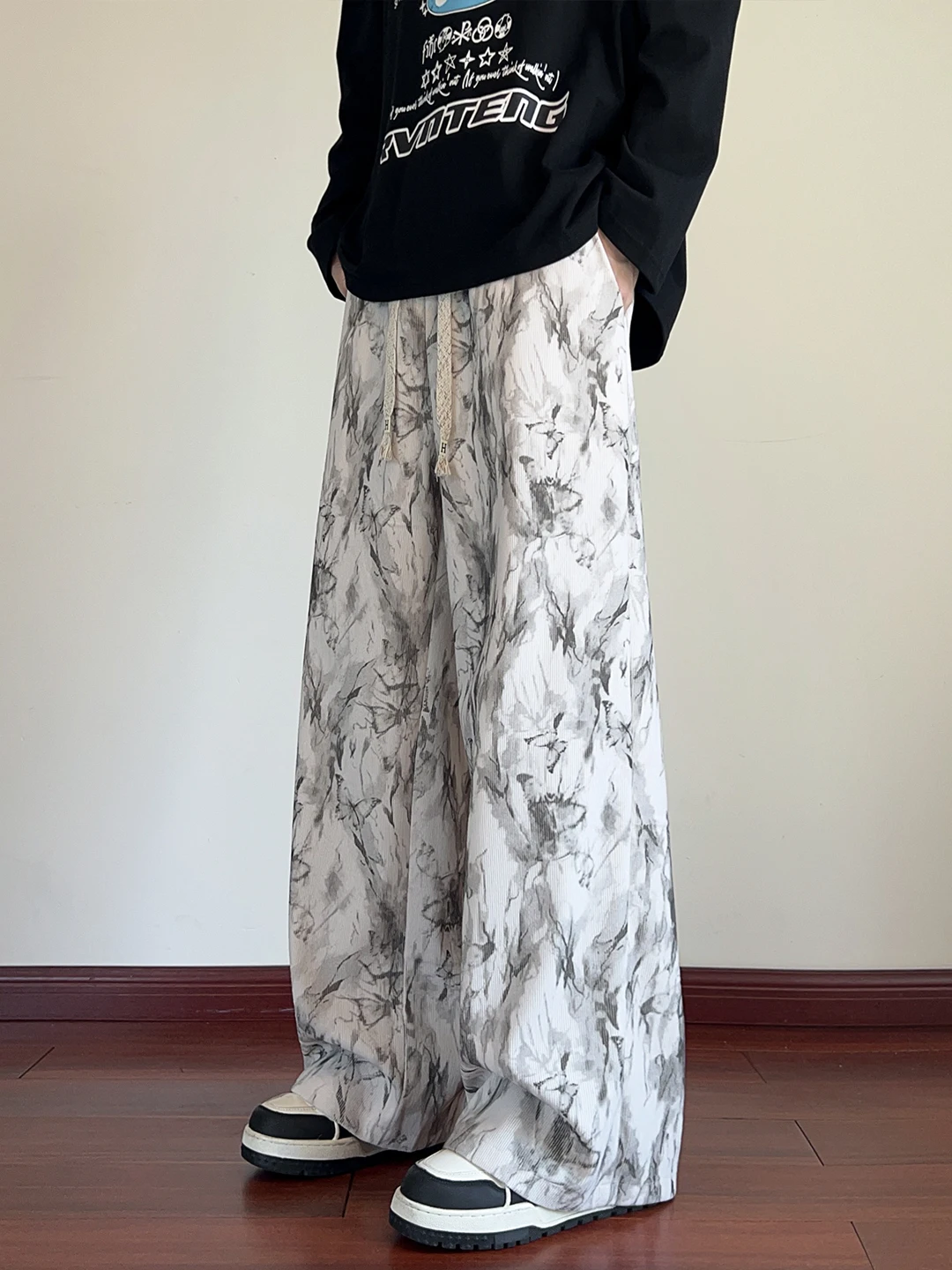 Американские свободные прямые повседневные брюки мужские весенние модные брендовые винтажные вельветовые широкие спортивные штаны свободного покроя длинные плавки...
Американские свободные прямые повседневные брюки мужские весенние модные брендовые винтажные вельветовые широкие спортивные штаны свободного покроя длинные плавки...