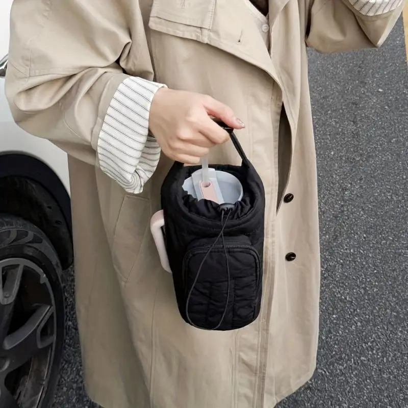  Стильная сумка-держатель для бутылки с водой, большая вместимость, с ремешком, термоизоляционный чехол для кружки, портативная сумка-переноска для женщин, для активного отдыха и спорта
Стильная сумка-держатель для бутылки с водой, большая вместимость, с ремешком, термоизоляционный чехол для кружки, портативная сумка-переноска для женщин, для активного отдыха и спорта