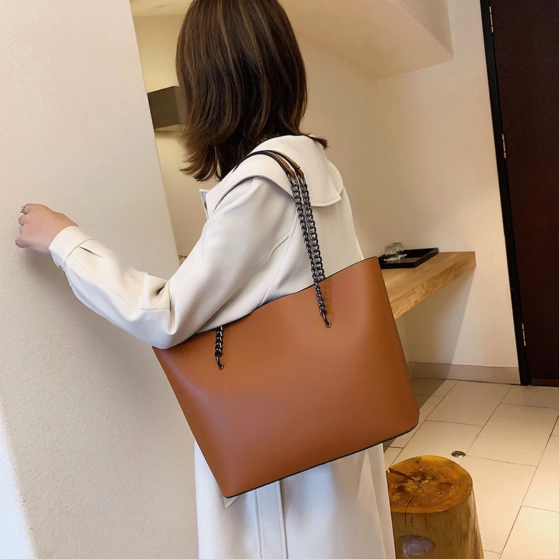 Large-capacity new women's bag, chain tote bag, fashionable and versatile shoulder bag
Large-capacity new women's bag, chain tote bag, fashionable and versatile shoulder bag