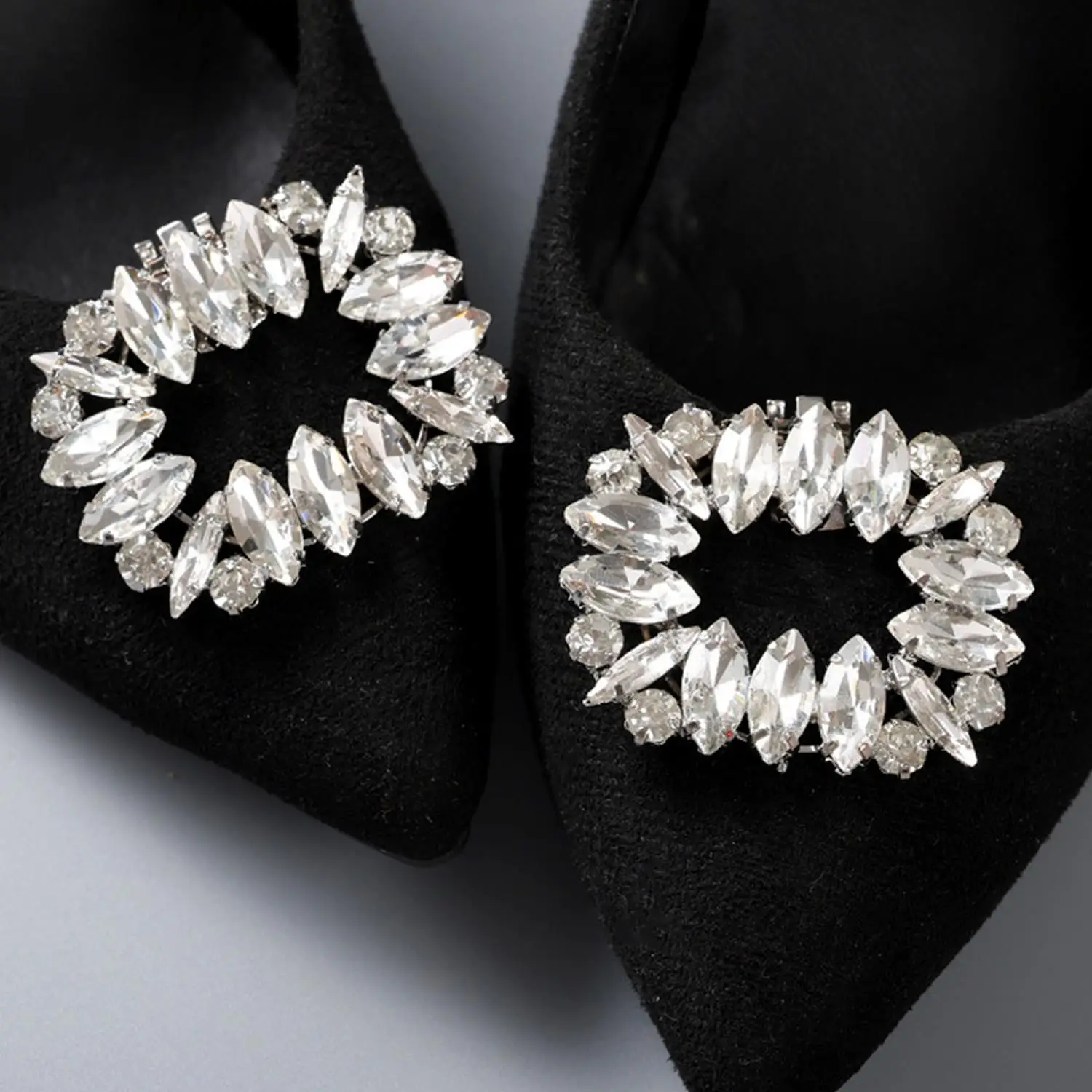 1pc Shiny Shoe Clips Rhinestone Wedding Bride Shoes Decoration Women High Heel Charms Shoes Crystal Shoe Accessories
1pc Shiny Shoe Clips Rhinestone Wedding Bride Shoes Decoration Women High Heel Charms Shoes Crystal Shoe Accessories