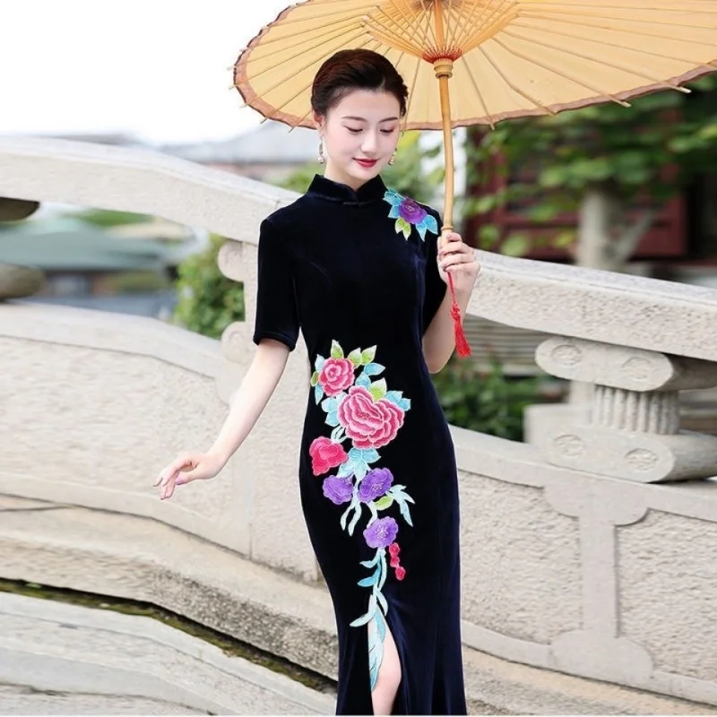 Women Vietnam Aodai velvet Cheongsam Floral Embroidery Mandarin Collar Traditional Ethnic Banquet Party Dress
Women Vietnam Aodai velvet Cheongsam Floral Embroidery Mandarin Collar Traditional Ethnic Banquet Party Dress