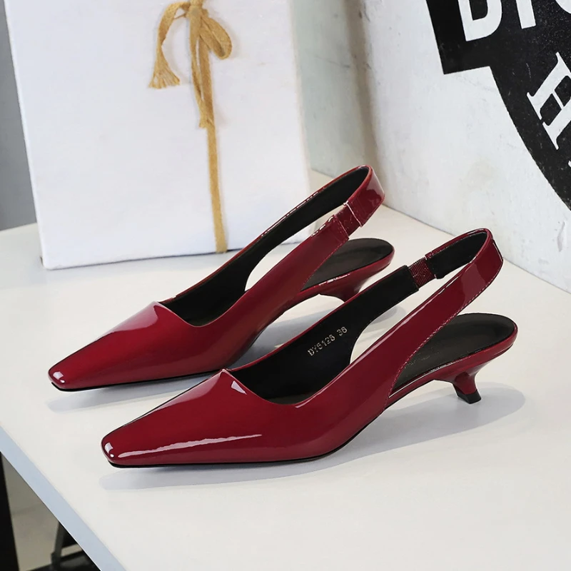 Fashionable Simple Single Shoes With Cone Heel Patent Leather Pointed Toe Low Heel Hollowed-Out With Trip Straps To Make Them
Fashionable Simple Single Shoes With Cone Heel Patent Leather Pointed Toe Low Heel Hollowed-Out With Trip Straps To Make Them