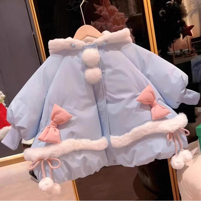 Зимние детские хлопковые пальто с капюшоном и бантом, корейская утепленная верхняя одежда для маленьких девочек, детские теплые куртки на хлопковой подкладке
Зимние детские хлопковые пальто с капюшоном и бантом, корейская утепленная верхняя одежда для маленьких девочек, детские теплые куртки на хлопковой подкладке