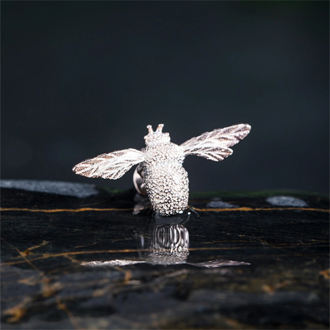 100% S925 Pure Silver Exquisite Brooch Dress Jacket Sweater Little Bee Women's Men Brooch Style Fashion Accessories Jewelry
100% S925 Pure Silver Exquisite Brooch Dress Jacket Sweater Little Bee Women's Men Brooch Style Fashion Accessories Jewelry