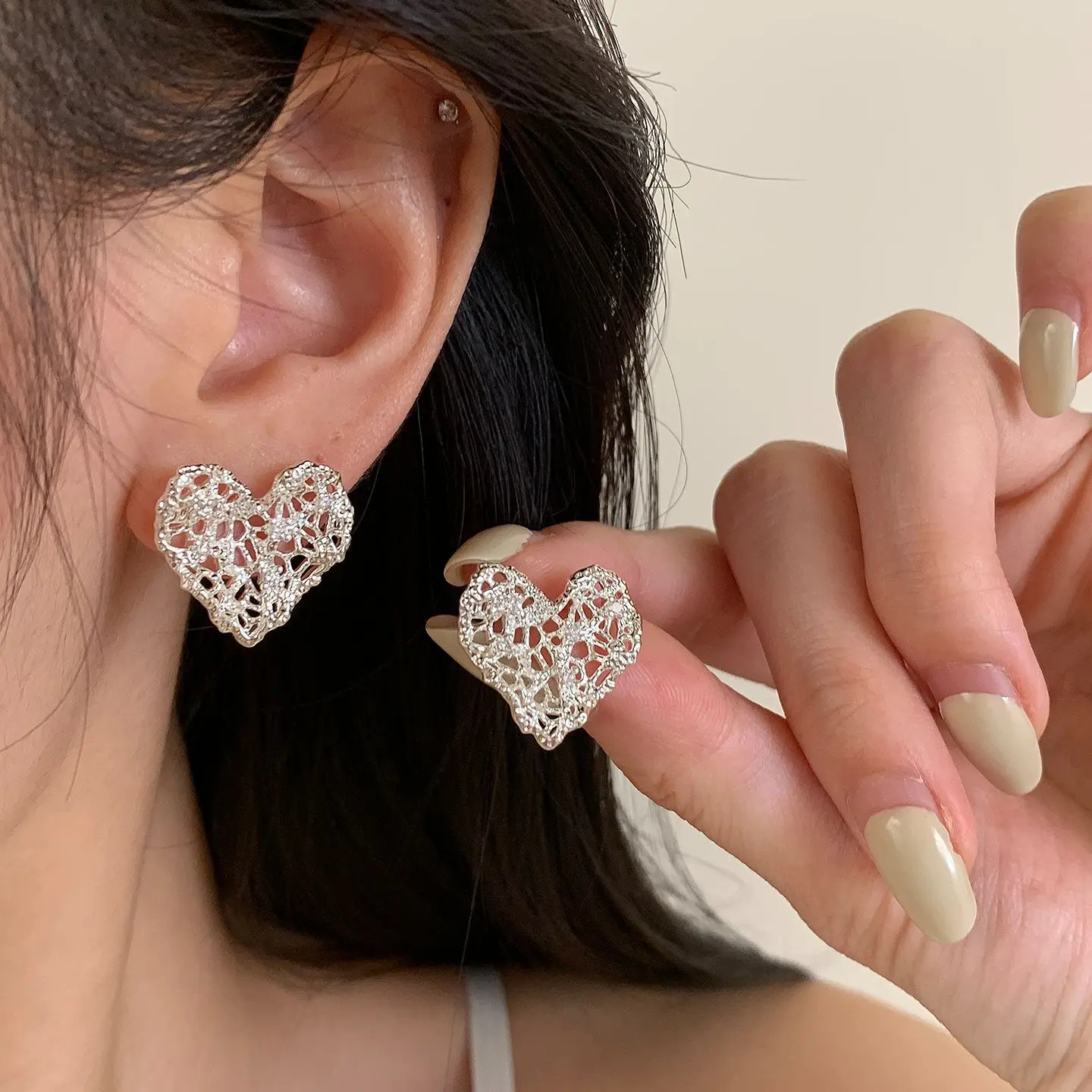 Lace Hollowed Out Heart-shaped Stud Earrings for Women Korean Fashion Simple Sweet Design Cute Party Jewelry Accessories Gift
Lace Hollowed Out Heart-shaped Stud Earrings for Women Korean Fashion Simple Sweet Design Cute Party Jewelry Accessories Gift
