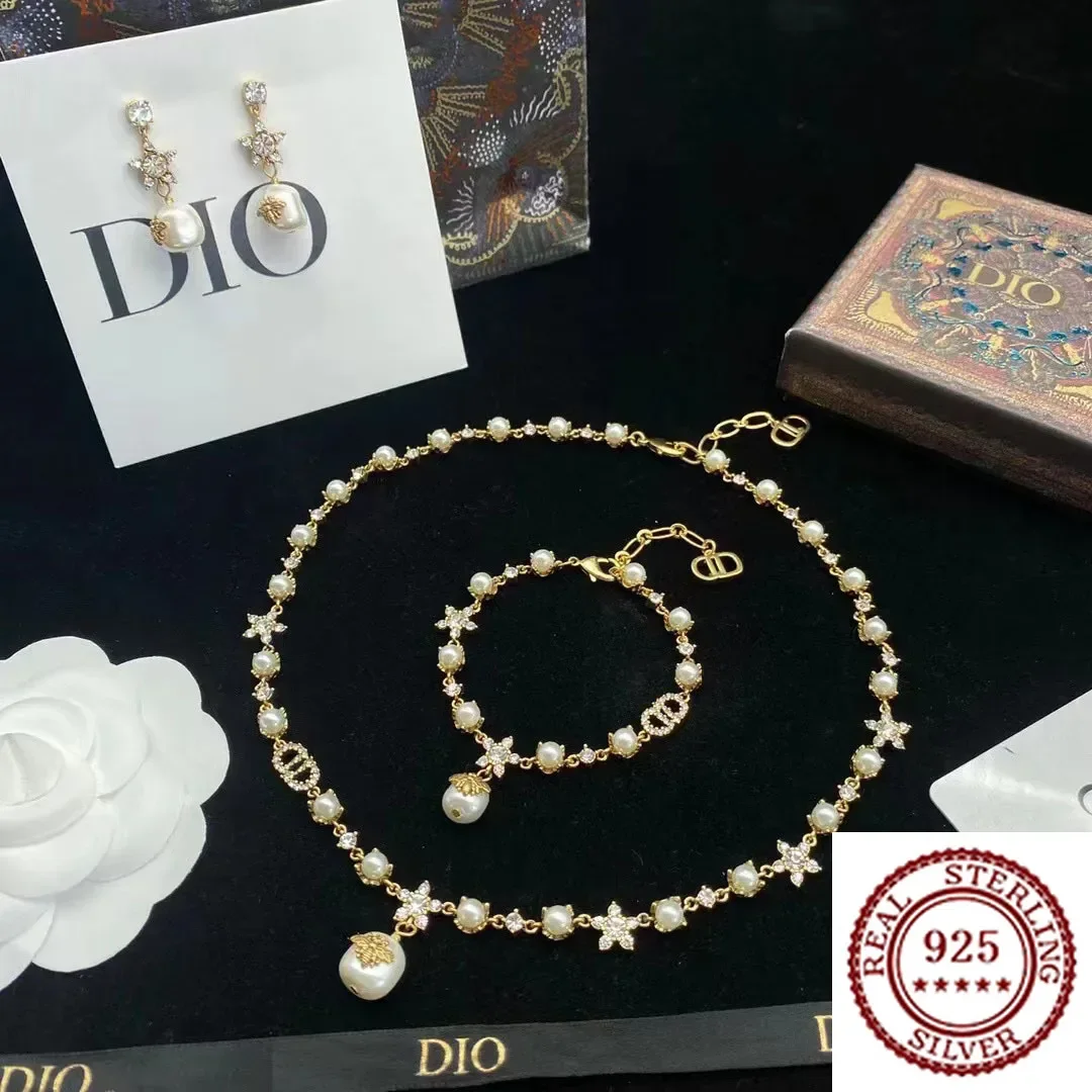 2025 Trendy DIY Pure Silver 23 New English Letter Precision Bracelet Star Pearl Full Diamond Necklace High Grade Bee Jewelry Set
2025 Trendy DIY Pure Silver 23 New English Letter Precision Bracelet Star Pearl Full Diamond Necklace High Grade Bee Jewelry Set