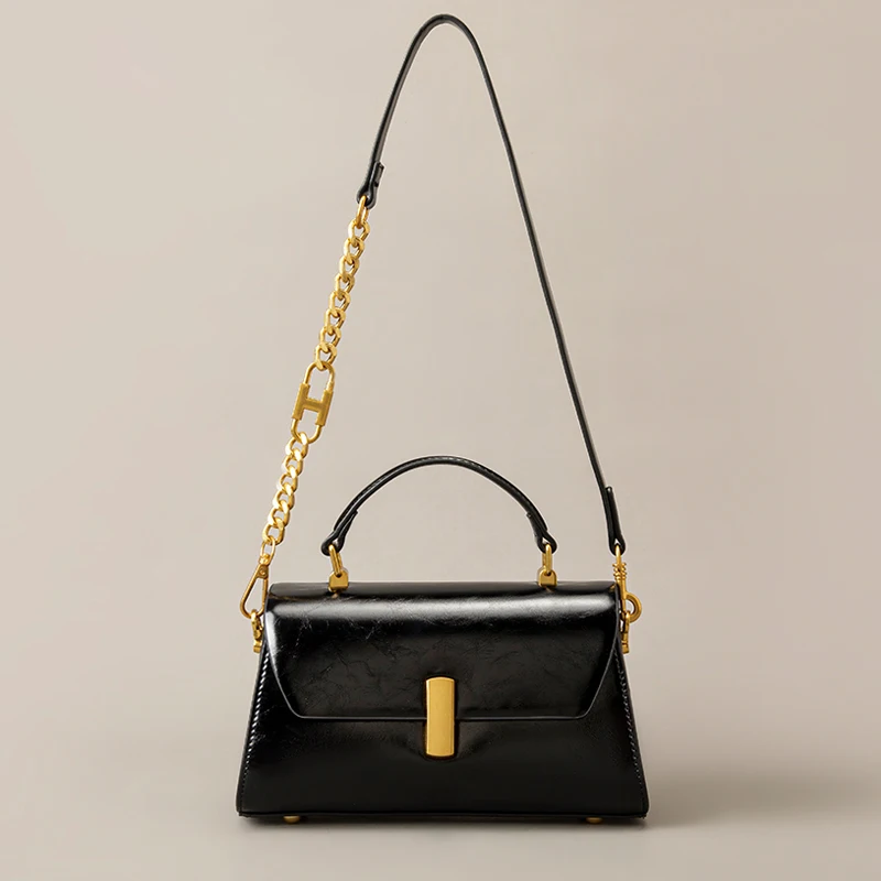 Black Shoulder Tote Bag for Women: A High-Fashion Chain Underarm Bag Crafted from Retro Oil-Waxed Leather with a Crossbody Desig
Black Shoulder Tote Bag for Women: A High-Fashion Chain Underarm Bag Crafted from Retro Oil-Waxed Leather with a Crossbody Desig