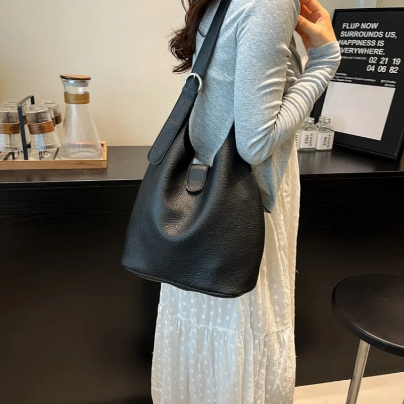 Classic Elegant Messenger Bag For Ladies In Leather Luxury Brand Famous Designer Women's Handbag
Classic Elegant Messenger Bag For Ladies In Leather Luxury Brand Famous Designer Women's Handbag