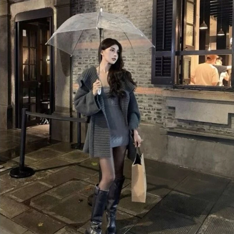 Свободный женский серый кардиган в ленивом стиле, мягкий пушистый вязаный кардиган с лацканами большого размера, утягивающее однотонное пальто средней длины на весну и осень
Свободный женский серый кардиган в ленивом стиле, мягкий пушистый вязаный кардиган с лацканами большого размера, утягивающее однотонное пальто средней длины на весну и осень