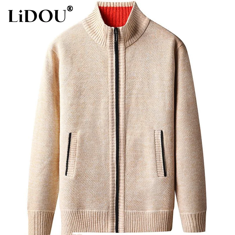 2023 Autumn Winter New Solid Color Fashion V-neck Cardigan Man High Street Casual Zipper Pockets Plus Velvet Warm All-match Coat
2023 Autumn Winter New Solid Color Fashion V-neck Cardigan Man High Street Casual Zipper Pockets Plus Velvet Warm All-match Coat