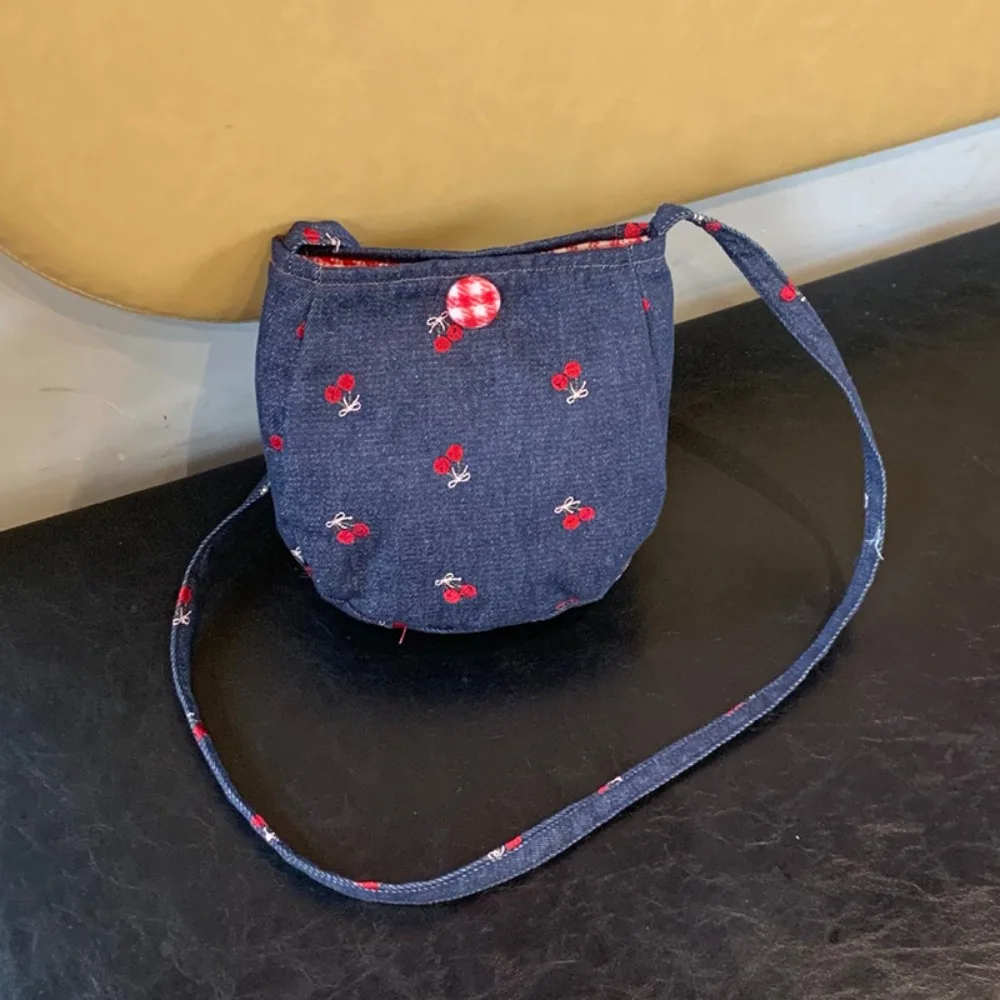 Y2K Denim Canvas Bag Country Style Cute Embroidered Cherry Crossbody Bag Large Capacity Handbag Flower Shoulder Bag Outdoor
Y2K Denim Canvas Bag Country Style Cute Embroidered Cherry Crossbody Bag Large Capacity Handbag Flower Shoulder Bag Outdoor