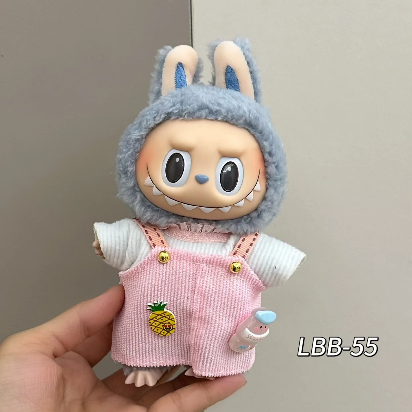 Only clothes are sold. labubu's clothes are plush vinyl. Labubu sits at the party. The second generation is a replacement suit.
Only clothes are sold. labubu's clothes are plush vinyl. Labubu sits at the party. The second generation is a replacement suit.