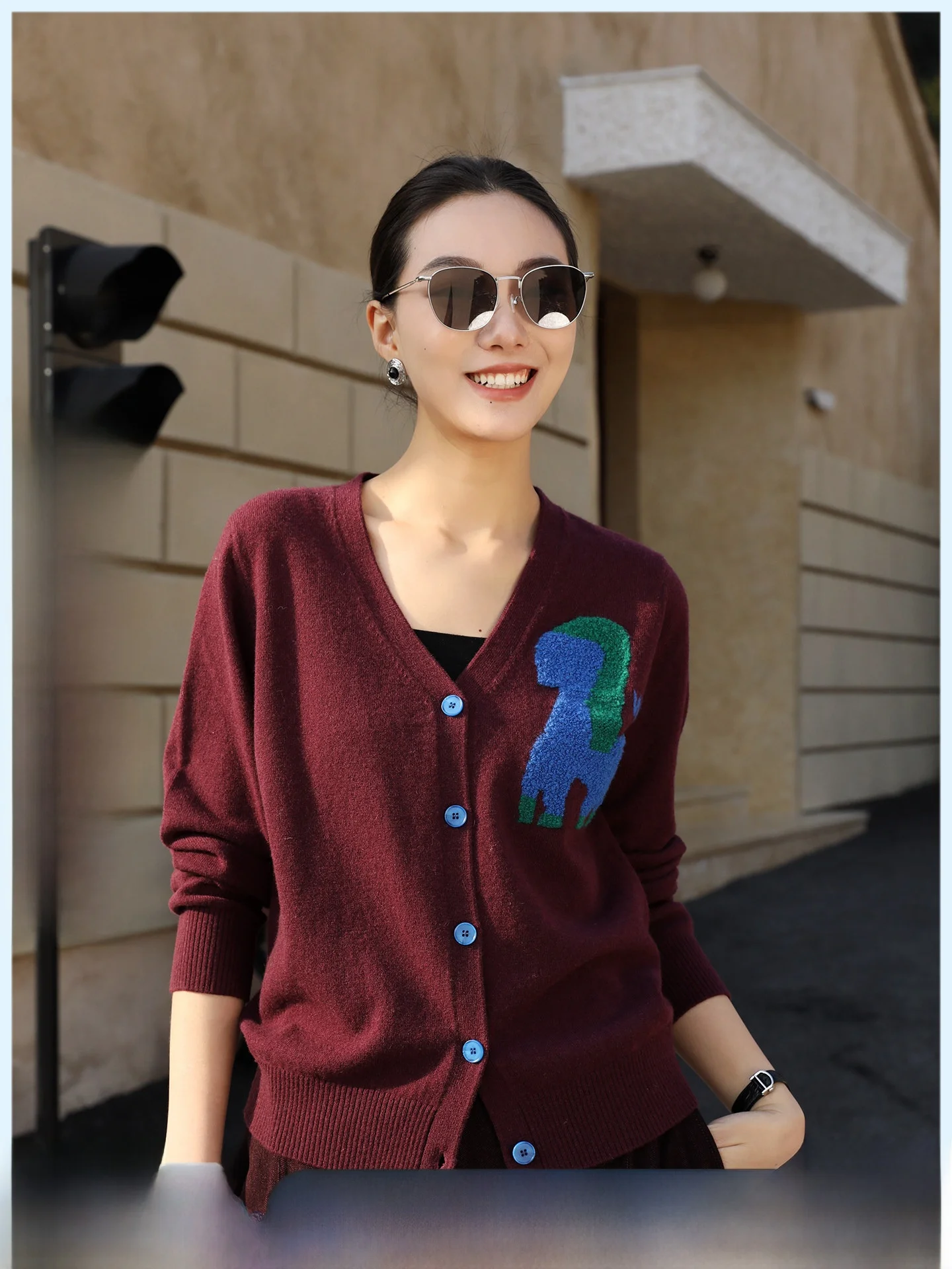 Slim Fit V-Neck Knitted Cardigan Women's Woolen Sweater Spring New Style Embroidered Contrast Color Long Sleeve Casual Wear
Slim Fit V-Neck Knitted Cardigan Women's Woolen Sweater Spring New Style Embroidered Contrast Color Long Sleeve Casual Wear
