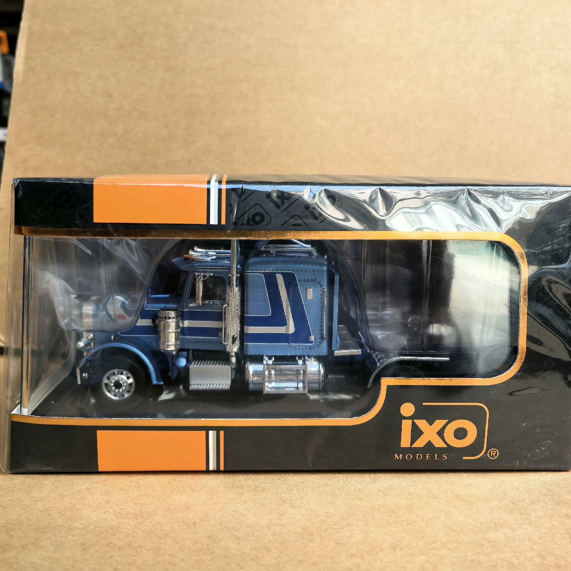 Модель грузовика-тягача PETERBILT 359 1973 W7 из сплава, масштаб 1/43, Diecast IXO
Модель грузовика-тягача PETERBILT 359 1973 W7 из сплава, масштаб 1/43, Diecast IXO