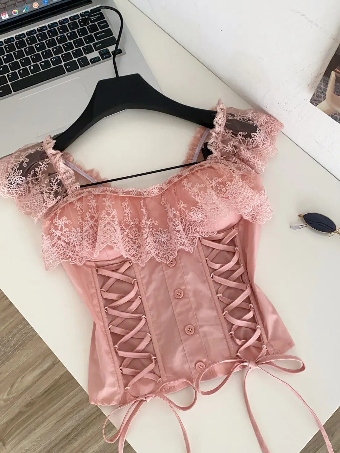 Women's Pink Tank Top Lace Patchwork Off-Shoulder Cami Top French Lace Up Cropped Top Square Neck Camisole for Women Summer 2026
Women's Pink Tank Top Lace Patchwork Off-Shoulder Cami Top French Lace Up Cropped Top Square Neck Camisole for Women Summer 2026