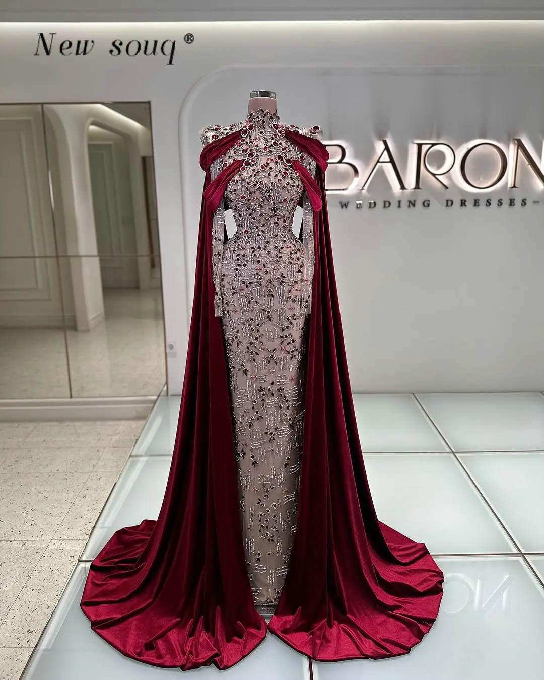 Роскошные вечерние платья цвета бургунди с тяжелой вышивкой кристаллами, высоким воротом, длинными рукавами-накидками, на заказ, в арабском стиле, для выпускного вечера, Дубай, мусульманские.
Роскошные вечерние платья цвета бургунди с тяжелой вышивкой кристаллами, высоким воротом, длинными рукавами-накидками, на заказ, в арабском стиле, для выпускного вечера, Дубай, мусульманские.