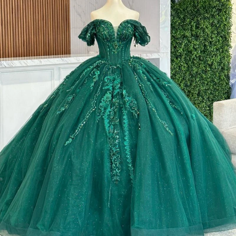 Green Shiny Quinceanera Dresses Off The Shoulder Lace Applique Beaded Tull Sequins Corset Sweet 16 Dress Vestidos De 15 Anos
Green Shiny Quinceanera Dresses Off The Shoulder Lace Applique Beaded Tull Sequins Corset Sweet 16 Dress Vestidos De 15 Anos