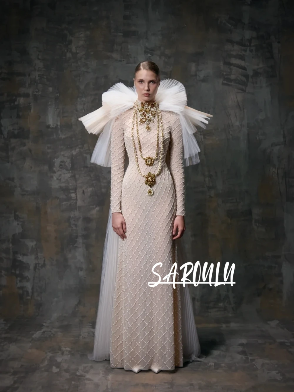 High Neck Evening Gown With Voluminous Tulle Shoulder & Beaded Long Sleeve Pleated Skirt Luxury Formal Prom Dress For Wedding
High Neck Evening Gown With Voluminous Tulle Shoulder & Beaded Long Sleeve Pleated Skirt Luxury Formal Prom Dress For Wedding