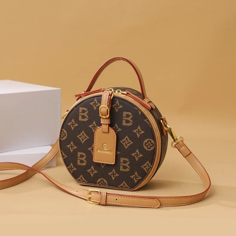 Премиальная женская сумка через плечо, тщательно изготовленная известным дизайнером, из экологически чистой кожи и переработанной подкладки.
Премиальная женская сумка через плечо, тщательно изготовленная известным дизайнером, из экологически чистой кожи и переработанной подкладки.