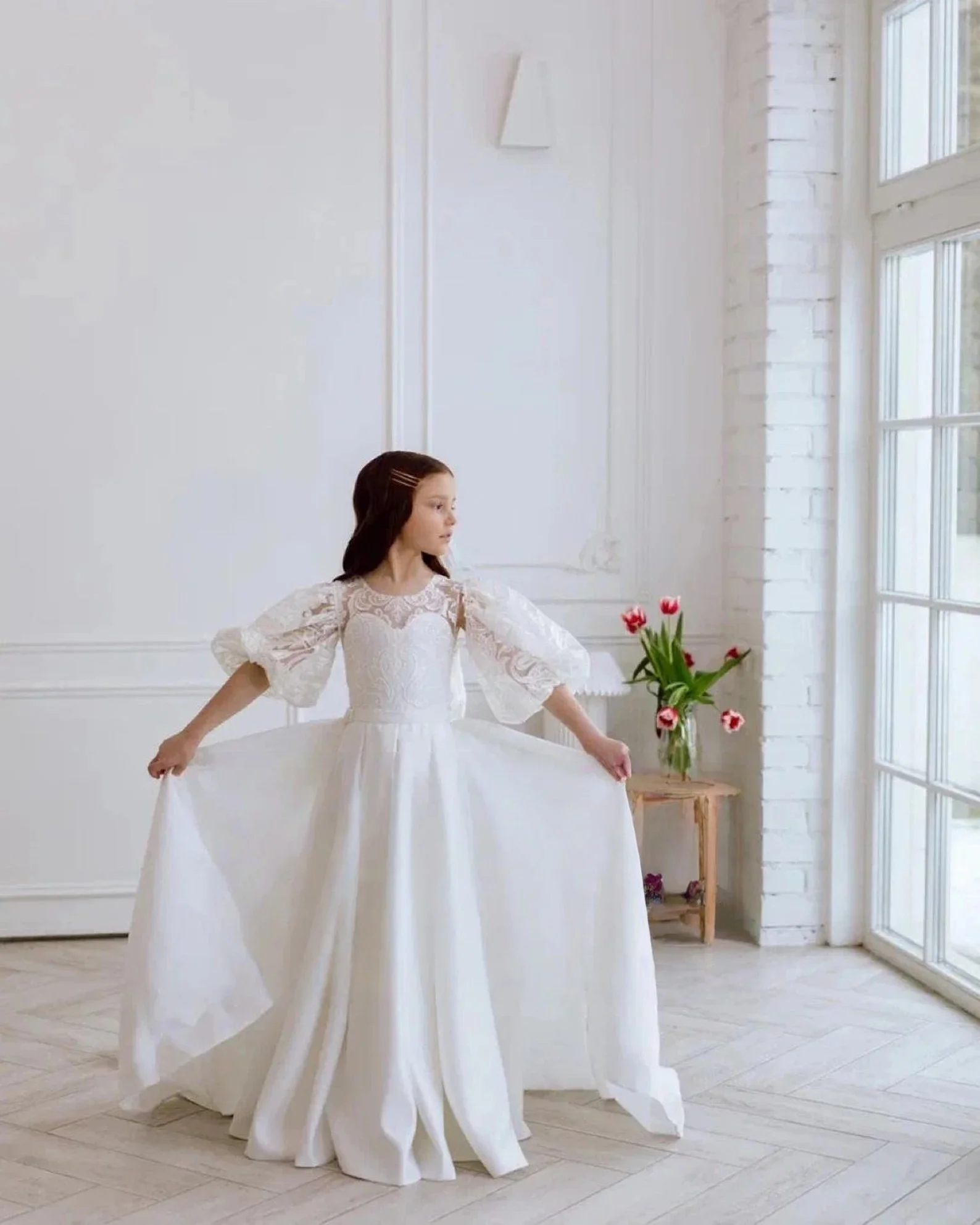 Puff Sleeve White Satin Flower Girl Dress Lace Hand Embroidery Trailing Party Dress 2025 Wedding Communion Dress
Puff Sleeve White Satin Flower Girl Dress Lace Hand Embroidery Trailing Party Dress 2025 Wedding Communion Dress
