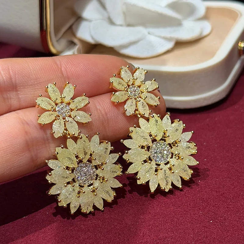 Exquisite Flower Long Temperament Luxury Fashion Earrings
Exquisite Flower Long Temperament Luxury Fashion Earrings