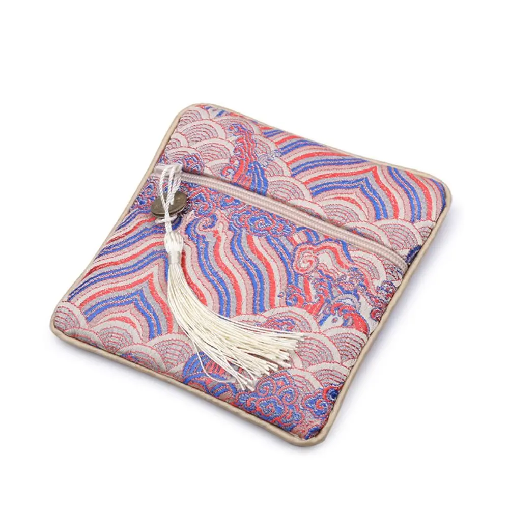 Шелковый органайзер для ювелирных изделий в китайском стиле, парчовый мешочек с вышивкой морской волны, сумка для благословения, кошелек для монет, сумка для хранения ювелирных изделий
Шелковый органайзер для ювелирных изделий в китайском стиле, парчовый мешочек с вышивкой морской волны, сумка для благословения, кошелек для монет, сумка для хранения ювелирных изделий