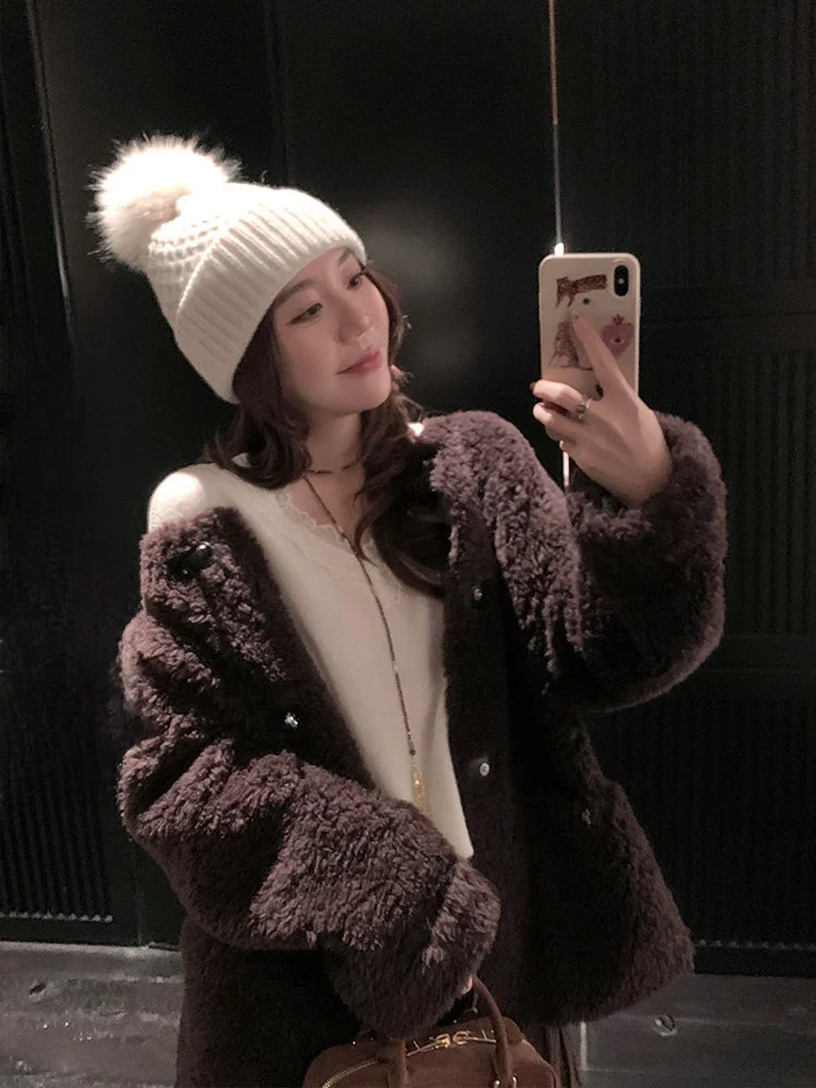 Теплое шерстяное пальто Teddy 00 для женщин, осенне-зимнее, свободного кроя, на пуговицах, с отделкой из овечьего меха, для повседневной носки, с прямым подолом, длинными рукавами и круглым вырезом
Теплое шерстяное пальто Teddy 00 для женщин, осенне-зимнее, свободного кроя, на пуговицах, с отделкой из овечьего меха, для повседневной носки, с прямым подолом, длинными рукавами и круглым вырезом