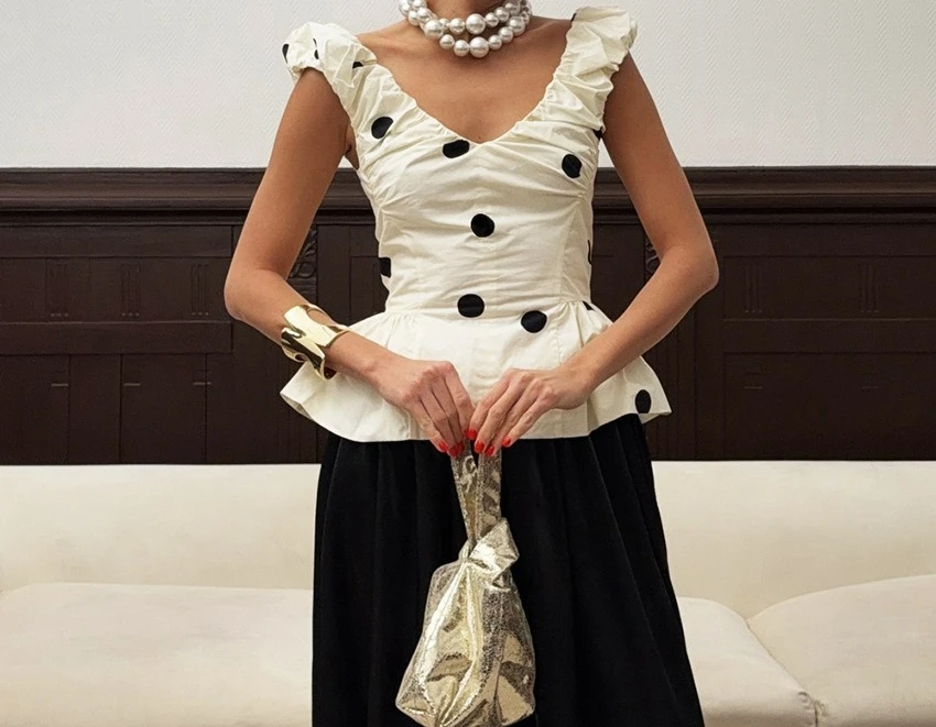 Fashion Temperament Versatile Polka Dot Vest 2026 Spring and Summer New Slim-fitting Fashion Top for Women
Fashion Temperament Versatile Polka Dot Vest 2026 Spring and Summer New Slim-fitting Fashion Top for Women