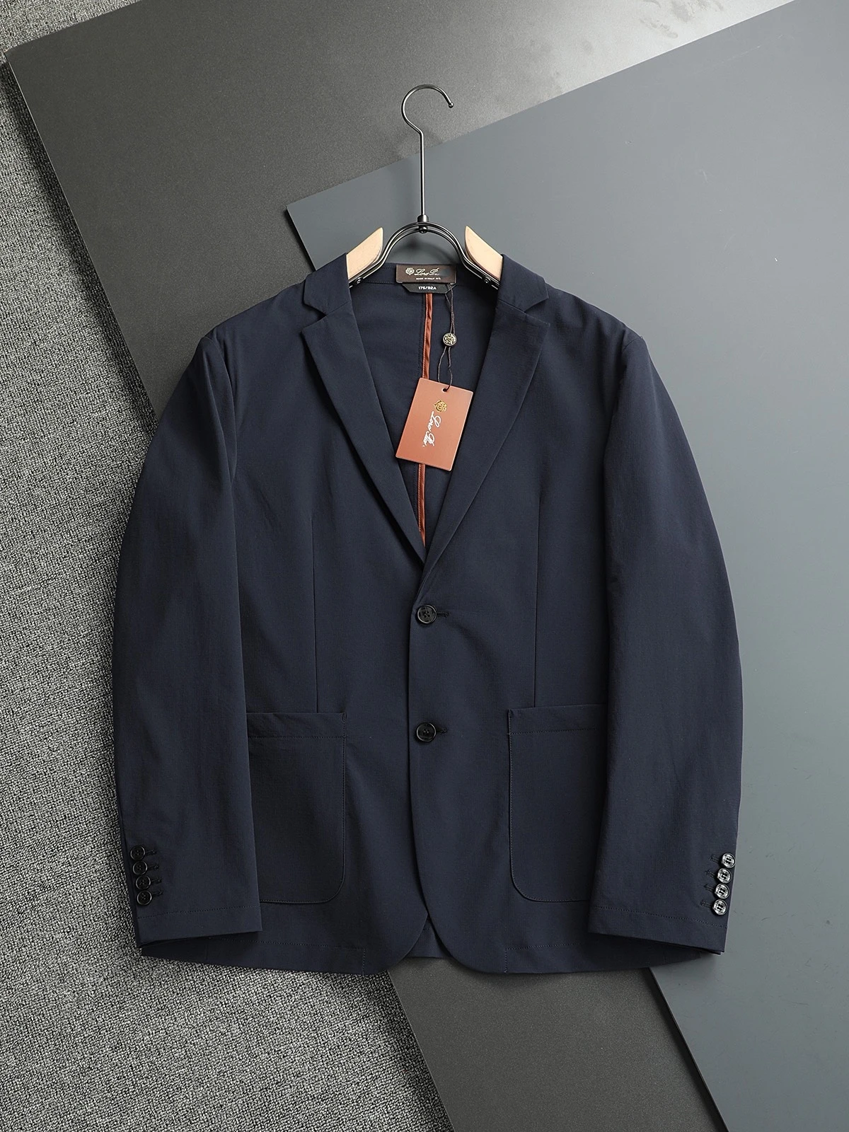 LP Италия 25ss дышащий простой деловой костюм с плоским баржным воротником мужской повседневный костюм
LP Италия 25ss дышащий простой деловой костюм с плоским баржным воротником мужской повседневный костюм