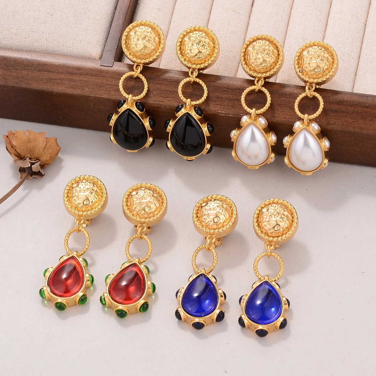 Vintage Gold Color Drop Earrings with Teardrop Crystal - Elegant Clip-On Dangling Jewelry for Women
Vintage Gold Color Drop Earrings with Teardrop Crystal - Elegant Clip-On Dangling Jewelry for Women
