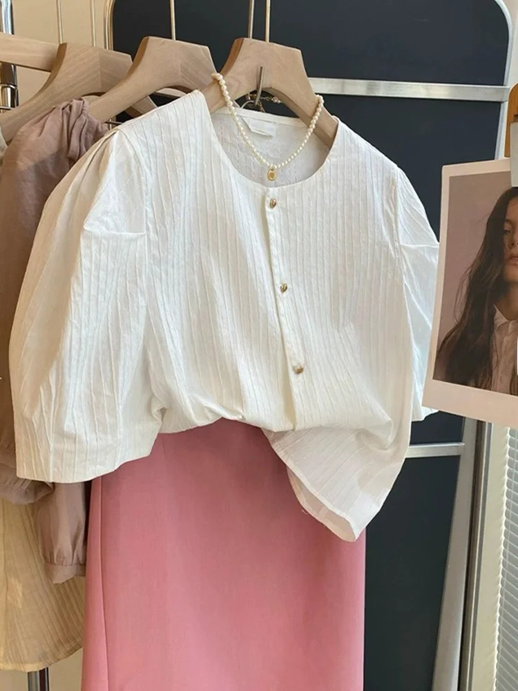 Summer 2025 Women's Loose Fit ort Sve irt Versatile Single Button Design Korean Sle Bubble Sve Regular Length
Summer 2025 Women's Loose Fit ort Sve irt Versatile Single Button Design Korean Sle Bubble Sve Regular Length