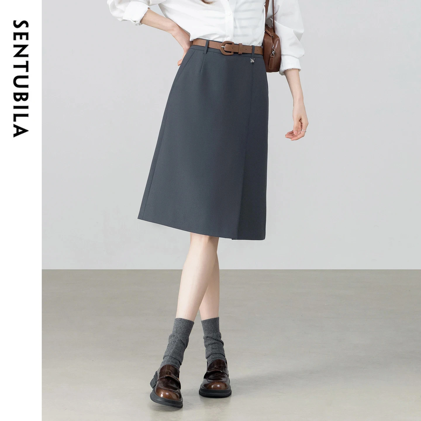 SENTUBILA Women's Suit Skirt 2026 Summer New Dark Gray Metal Letter Logo Pocket Slit Hem Straight Office Short Skirt 162QA6790
SENTUBILA Women's Suit Skirt 2026 Summer New Dark Gray Metal Letter Logo Pocket Slit Hem Straight Office Short Skirt 162QA6790