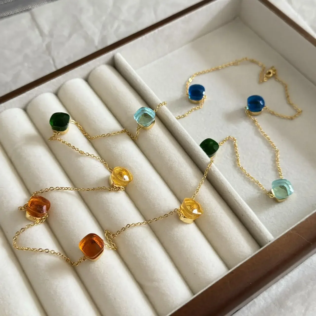Candy-colored Design of Jewelry Classic Sweater Chain The Night Open-air Cafe by Van Gogh, a world celebrity
Candy-colored Design of Jewelry Classic Sweater Chain The Night Open-air Cafe by Van Gogh, a world celebrity