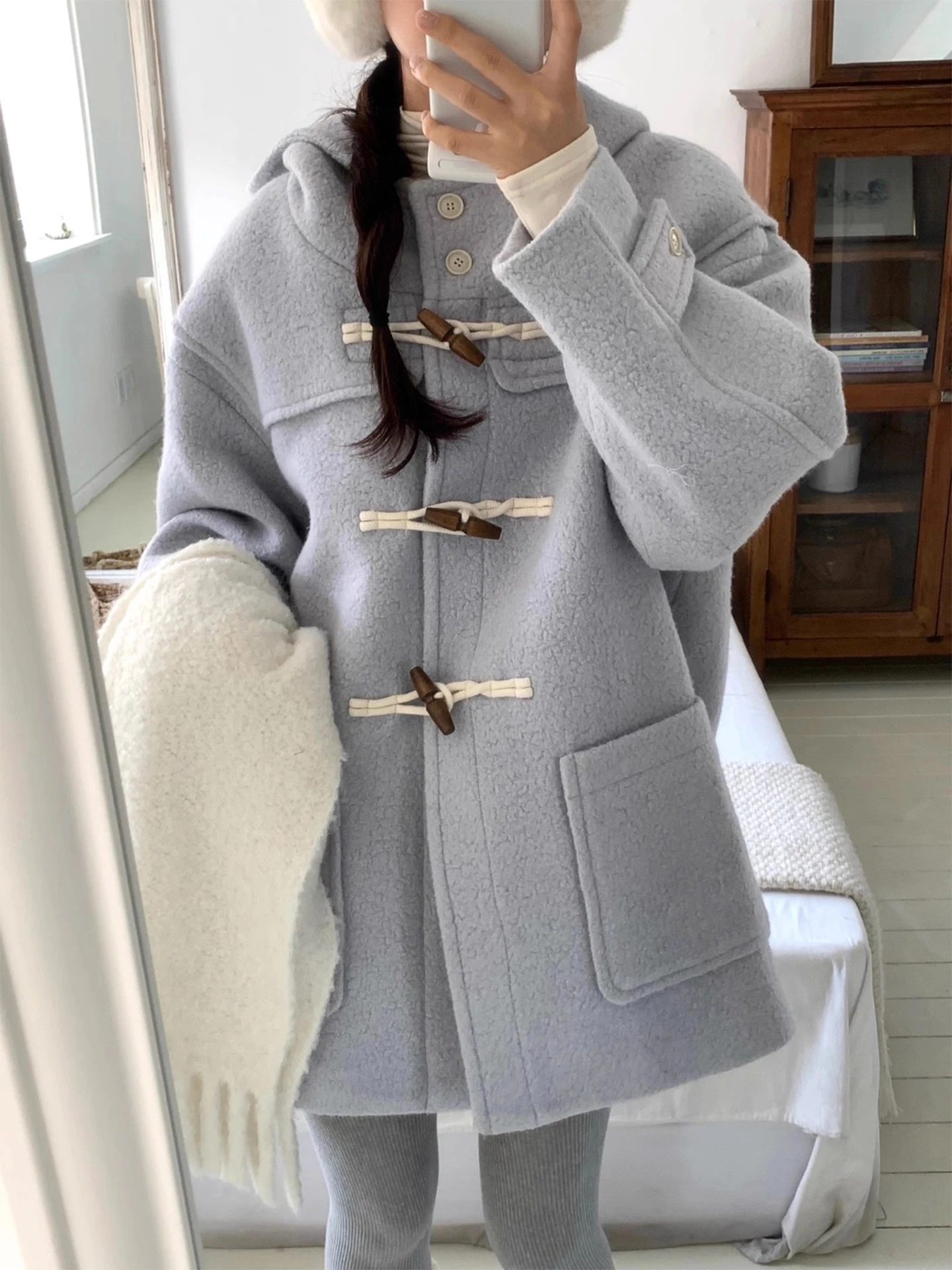 Женское мягкое шерстяное пальто свободного кроя с роговими пуговицами и капюшоном, Новое зимнее поступление, корейский топ средней длины, длинный све
Женское мягкое шерстяное пальто свободного кроя с роговими пуговицами и капюшоном, Новое зимнее поступление, корейский топ средней длины, длинный све