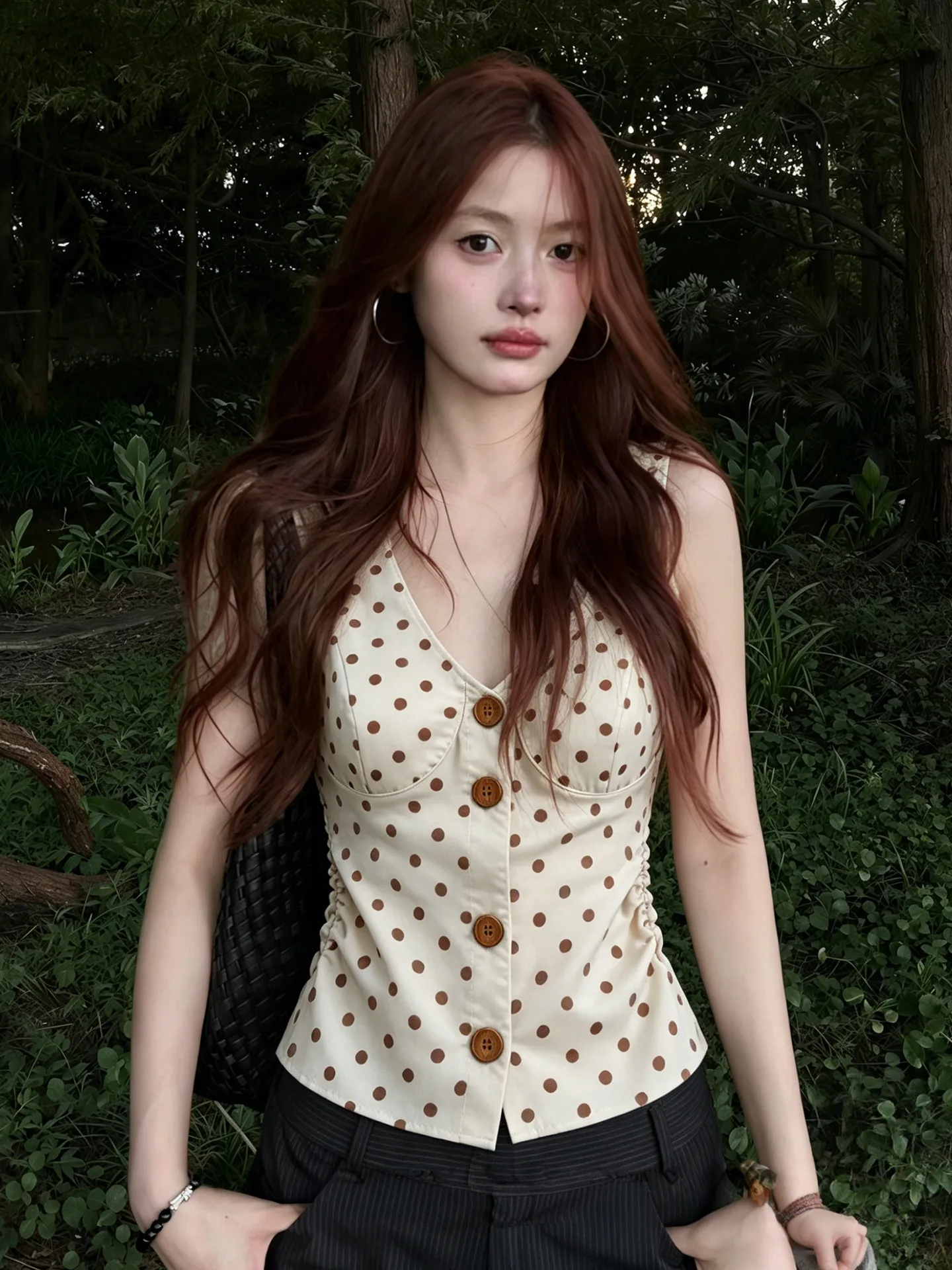 Stunning Polka Dot Sleeveless Hanging Neck Strap Vest Women's Summer Fashion Top Breathable V-neck Button Detail Outerwear
Stunning Polka Dot Sleeveless Hanging Neck Strap Vest Women's Summer Fashion Top Breathable V-neck Button Detail Outerwear