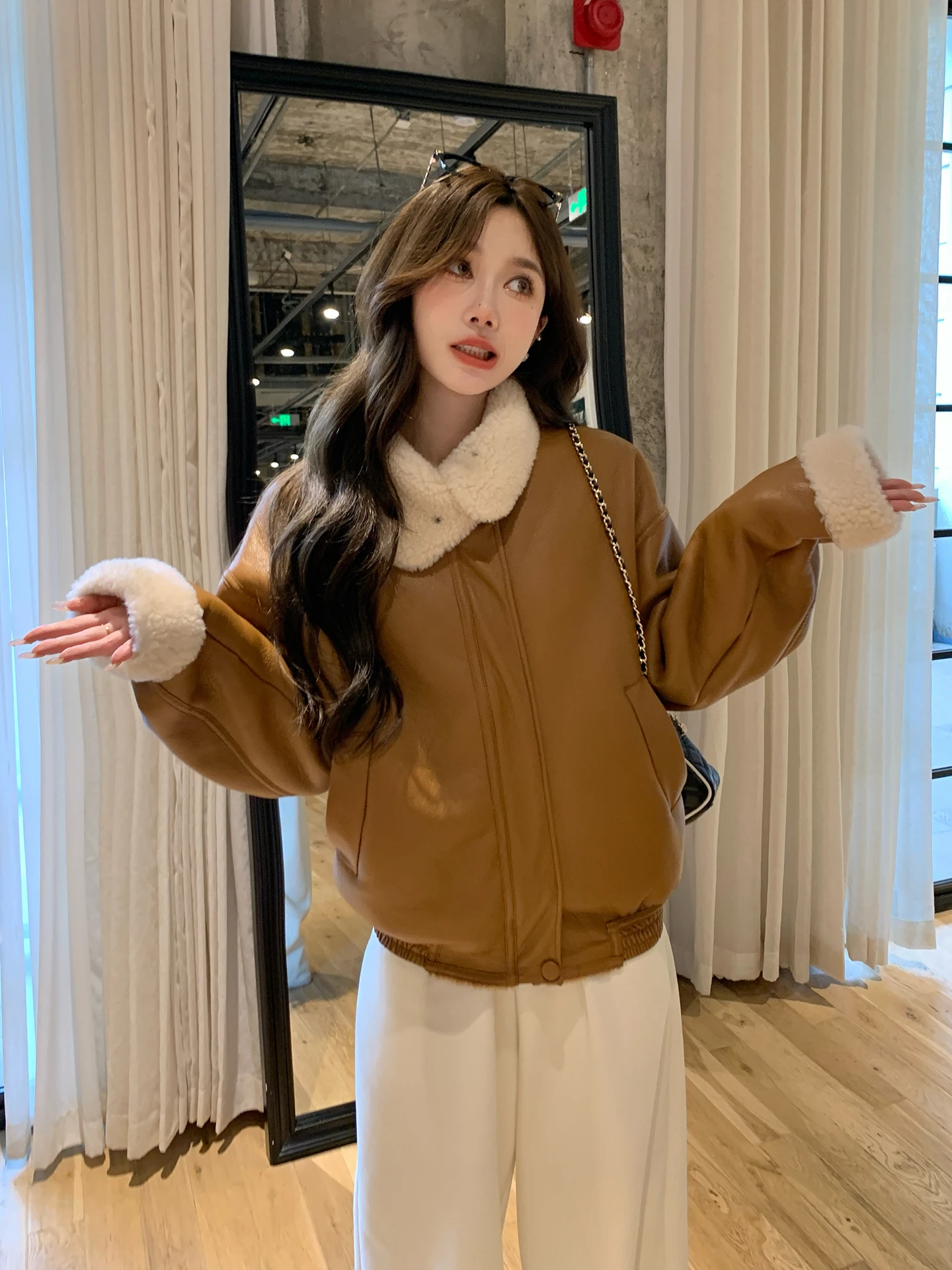 Новая молодежная винтажная кожаная куртка с мехом ягненка и вшитыми меховыми вставками для женщин на зиму
Новая молодежная винтажная кожаная куртка с мехом ягненка и вшитыми меховыми вставками для женщин на зиму